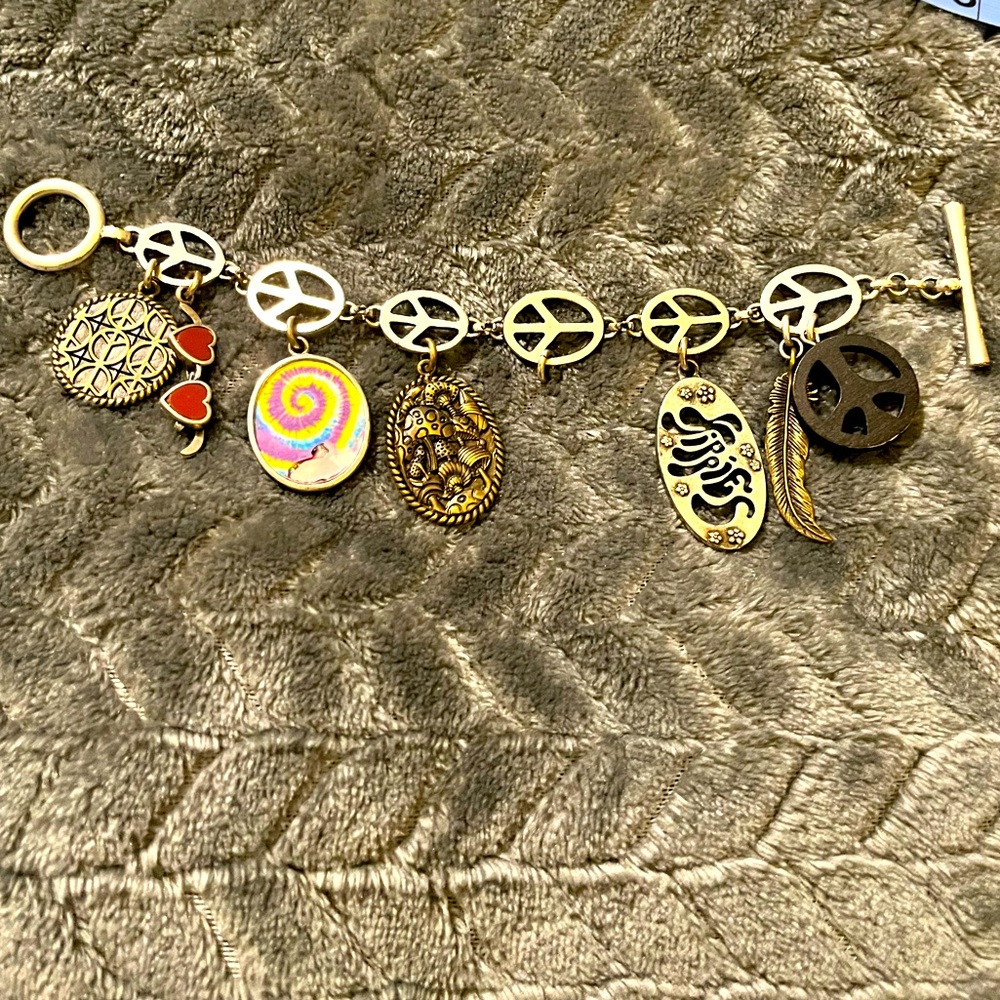 Lucky Brand ‘Peace Hippie’ charm bracelet w/ toggle closure - ADORABLE! ☮️✌🏾💜